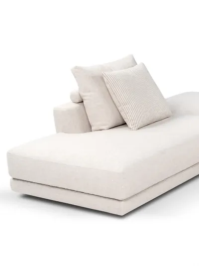 Ecksofa CALADRIA, Detail der Chaiselongue mit Zierkissen