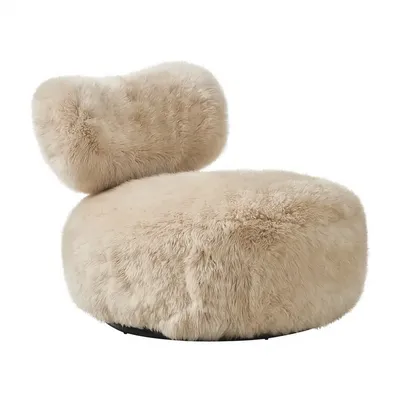 Fauteuil NOOR, vue angulaire soulignant les volumes enveloppants