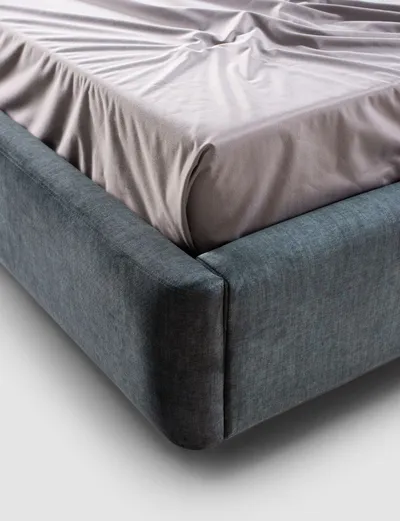 Detail of the upholstered rounded base of the NUVEN bed