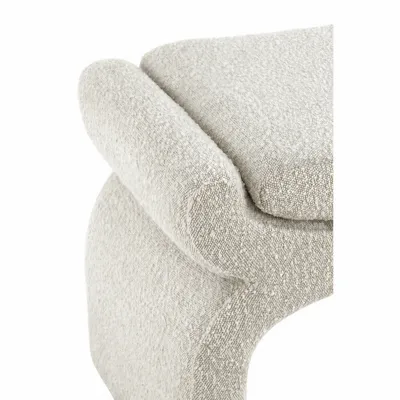 Détail du coussin et du piètement arqué du pouf NAFYA