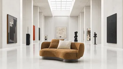 Canapé CALLIOPE dans un intérieur de style galerie d'art, avec une silhouette sculpturale et des tons chauds