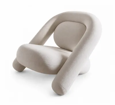 Fauteuil LOOB, vue angulaire qui met en évidence la silhouette sculpturale et enveloppante
