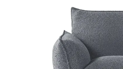 Nahaufnahme des grauen Bouclé-Gewebes von YORI