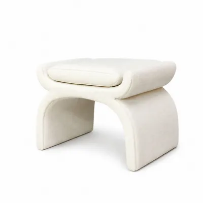 Pouf NAFYA en tissu LEGEND ivoire, vue frontale angulée
