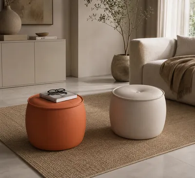 EVO Pouf in einem modernen Wohnzimmer mit Sofa und Pflanzen