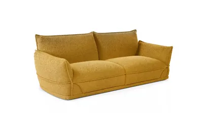 YORI Sofa in ockerfarbenem Bouclé, perspektivische Ansicht auf weißem Hintergrund