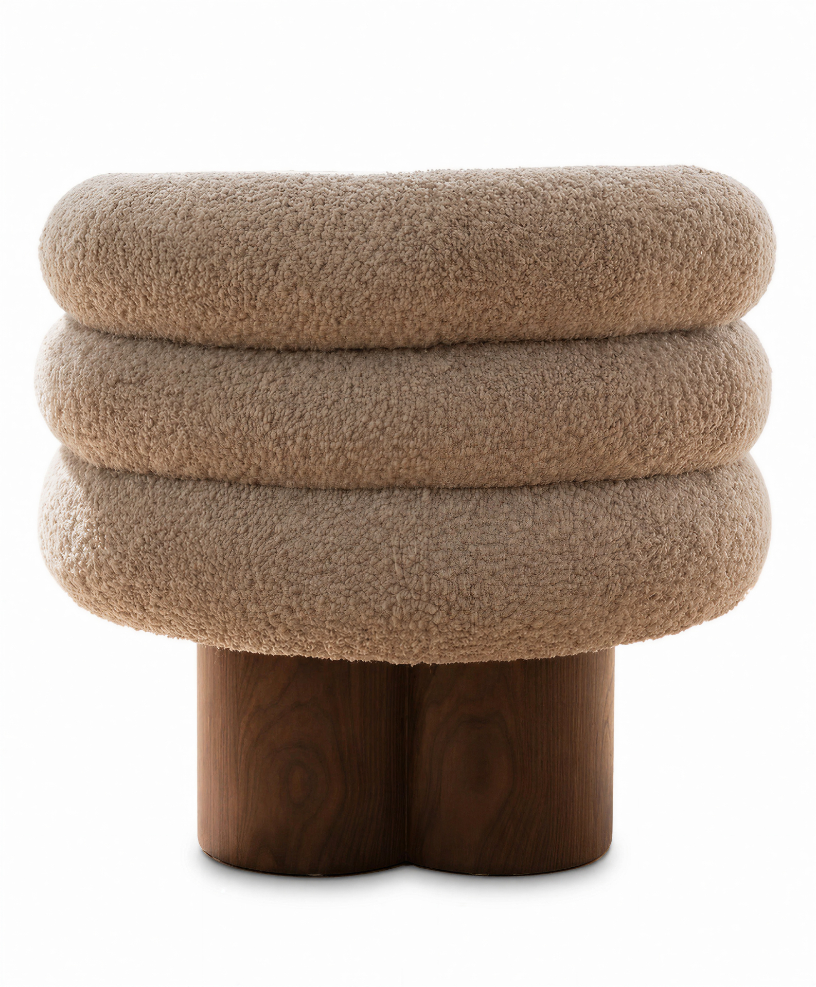 Poltrona OTTO in bouclé taupe, vista angolare che evidenzia la silhouette scultorea