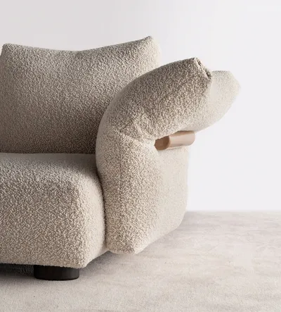 Detail der skulpturalen Armlehne des Sofas LYSIAN aus Bouclé-Stoff