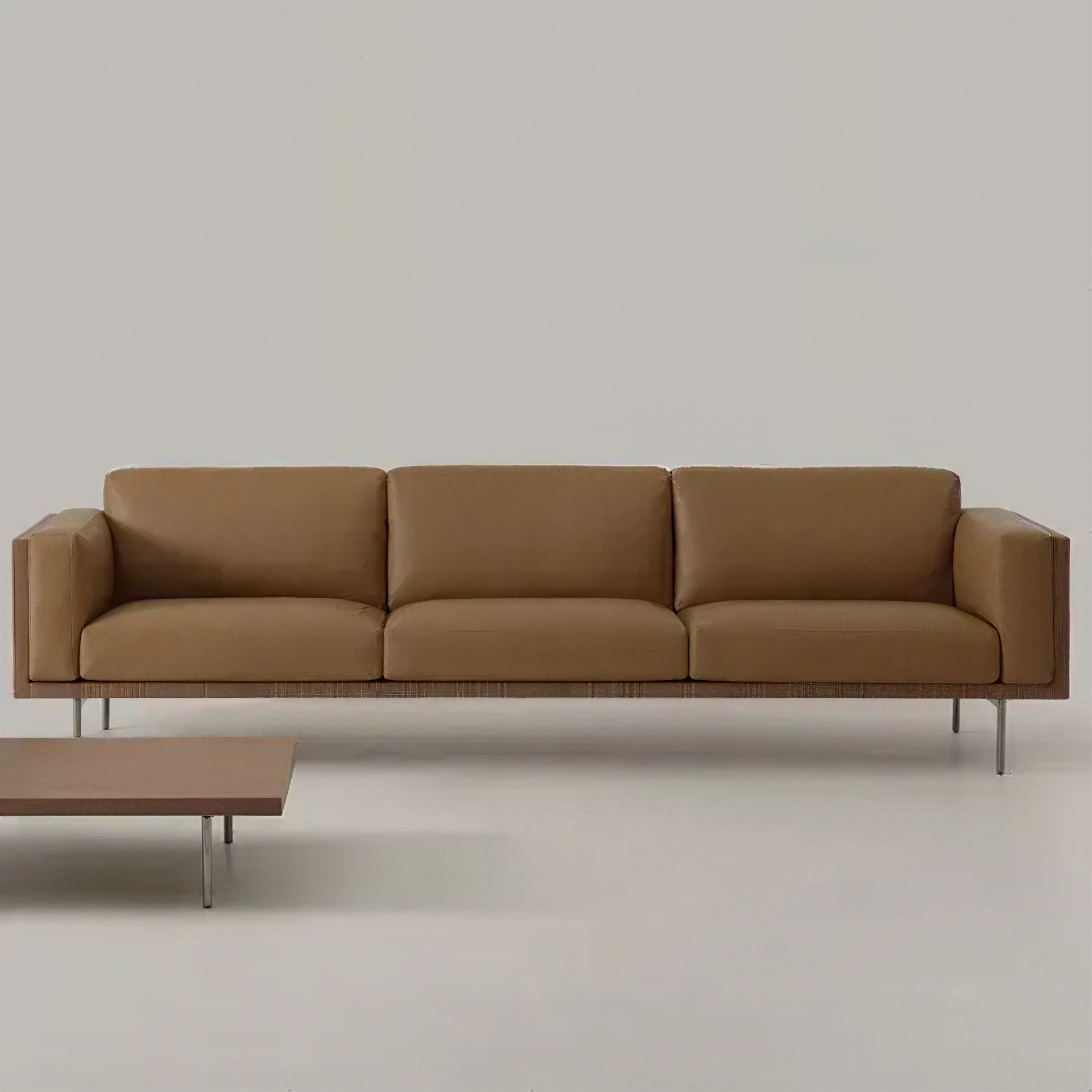 Divano RYDEN, vista frontale scultorea con fianco in legno a vista