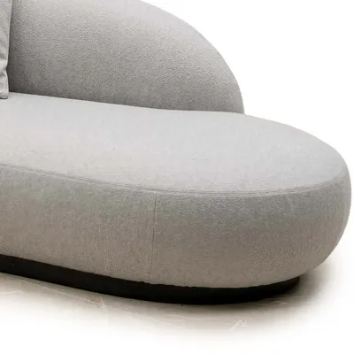 Nahaufnahme des skulpturalen Sockels des Ecksofas CALISTO