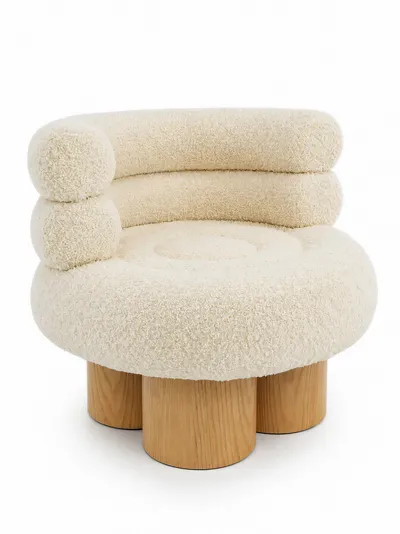 Fauteuil OTTO en bouclé blanc, vue frontale en studio sur fond neutre