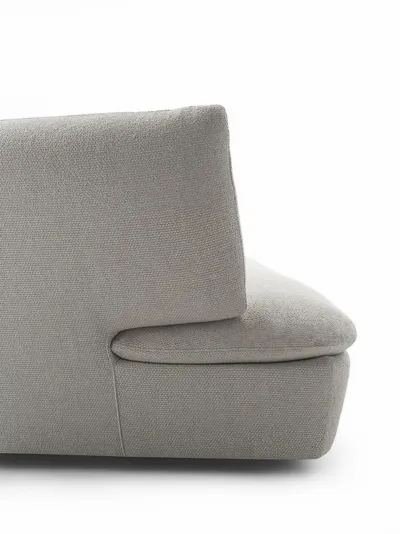 Détail de l'accoudoir latéral SELINE, lignes douces et finition couture