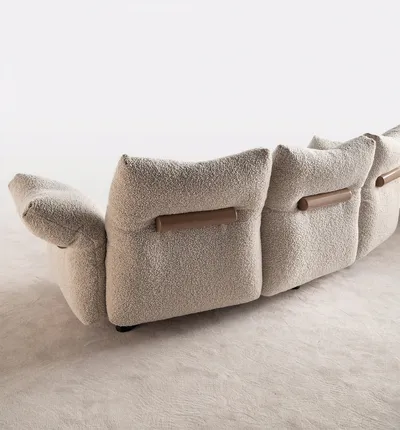 Detail der hinteren Module des Sofas LYSIAN mit Griffen aus brüniertem Metall