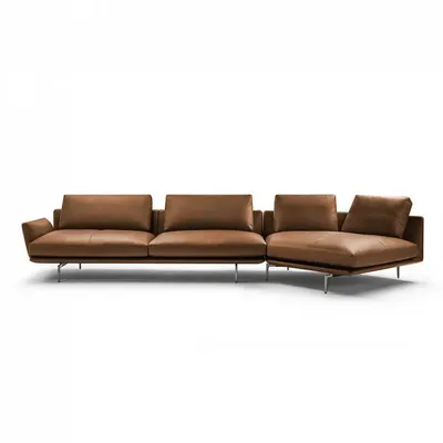 Sofa NOCTURNE 1 Armlehne aus cognacfarbenem Leder, Vorderansicht auf weißem Hintergrund