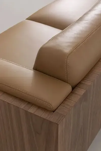 RYDEN, Nahaufnahme des Premium-Lederbezugs und der Seitenplatte aus Holz
