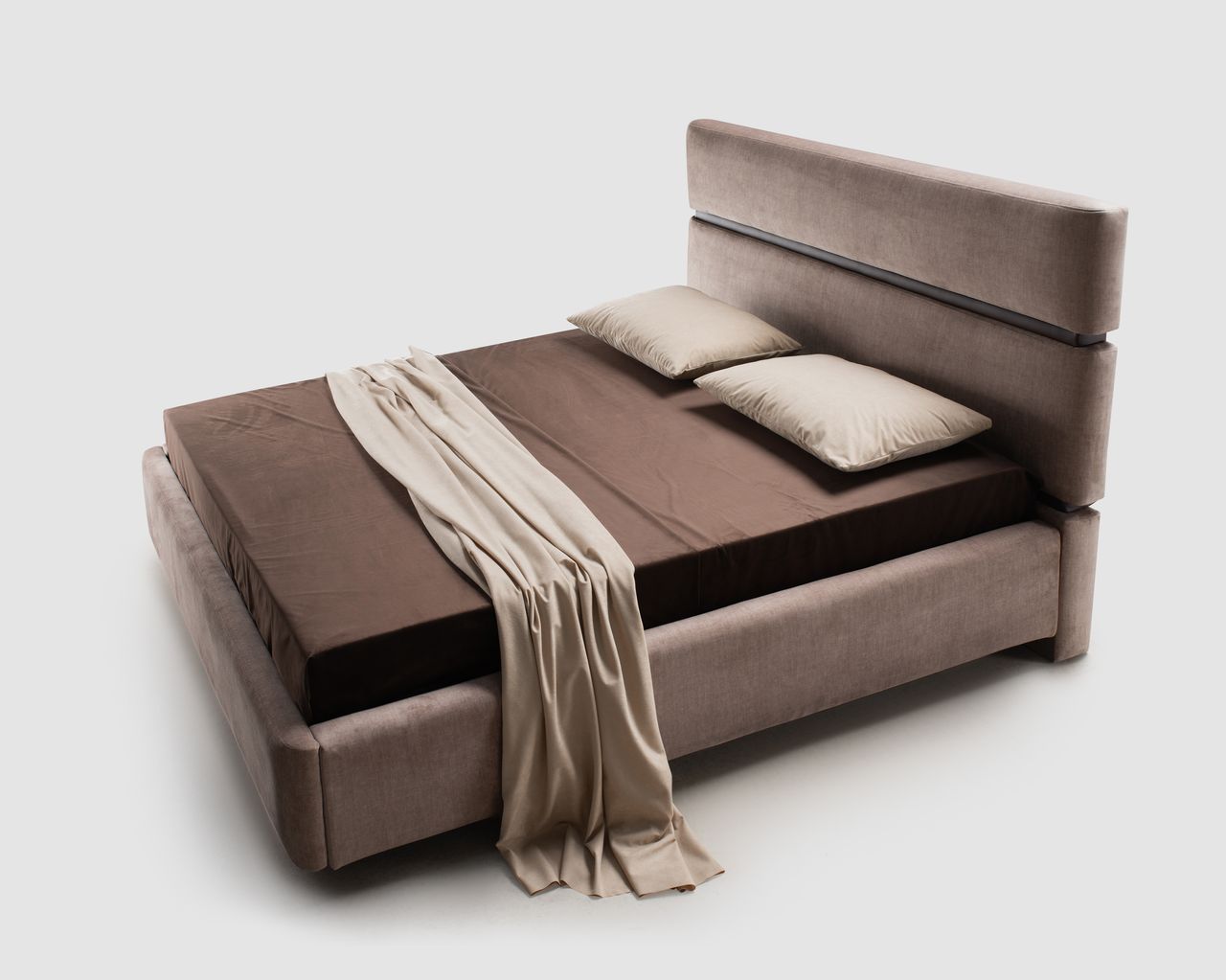 Letto ASTON, vista angolare su fondo neutro