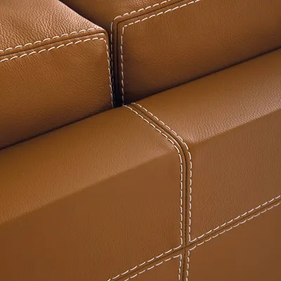 Nahaufnahme der Kontrastnähte des KAEL Sofas
