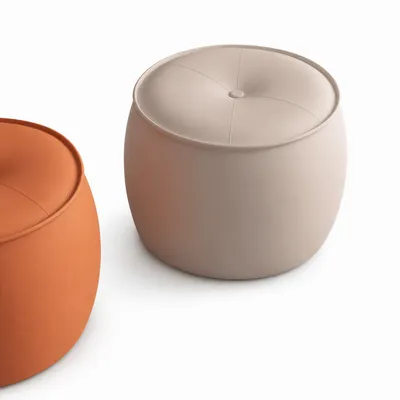 Nahaufnahme des EVO Pouf-Paares aus Leder