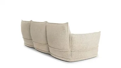YORI Sofa in naturbelassenem beigem Bouclé, Rückansicht auf weißem Hintergrund