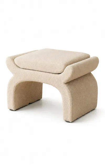 Pouf NAFYA en tissu bouclé crème, vue angulée
