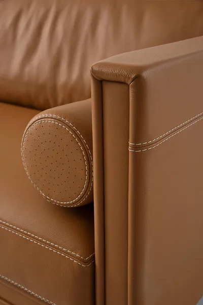 Detail des edlen Leders und der Armlehne des KAEL Sofas