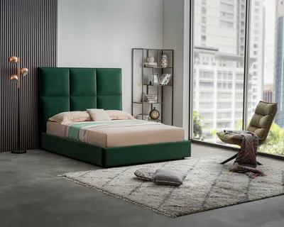 Lit LORIS en velours vert dans un intérieur contemporain avec de grandes baies vitrées