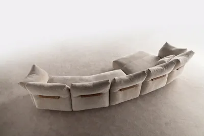 LYSIAN Sofa, Rückansicht, die die organischen Kurven hervorhebt