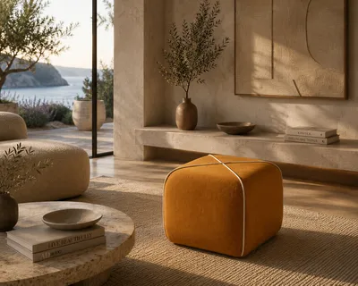 Pouf NODO in Bernstein in einem modernen Wohnzimmer mit Meerblick