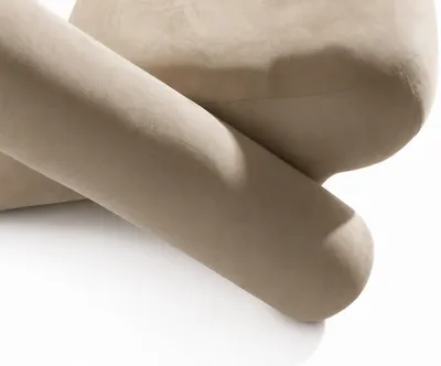 Fauteuil LOOB, détail des formes croisées et du revêtement premium
