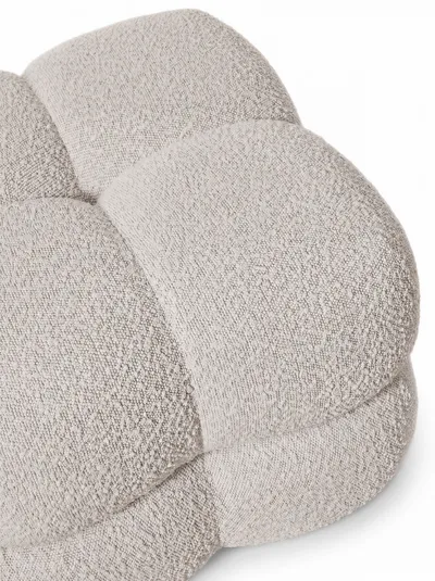 Detail des Bouclé-Stoffs und der Nähte des Hockers CUBI