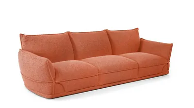 YORI Sofa in korallenorangem Bouclé, perspektivische Ansicht auf weißem Hintergrund