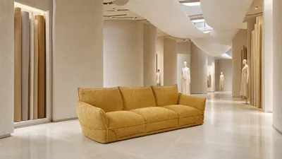 YORI Sofa in einer architektonischen Boutique mit Stoffrollen und Schaufensterpuppen