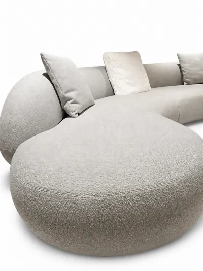 Detail des skulpturalen Sitzes des Ecksofas CALISTO