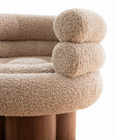 Fauteuil OTTO, gros plan sur le tissu bouclé et les formes sculpturales