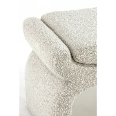 Détail du tissu bouclé et de l'accoudoir du pouf NAFYA