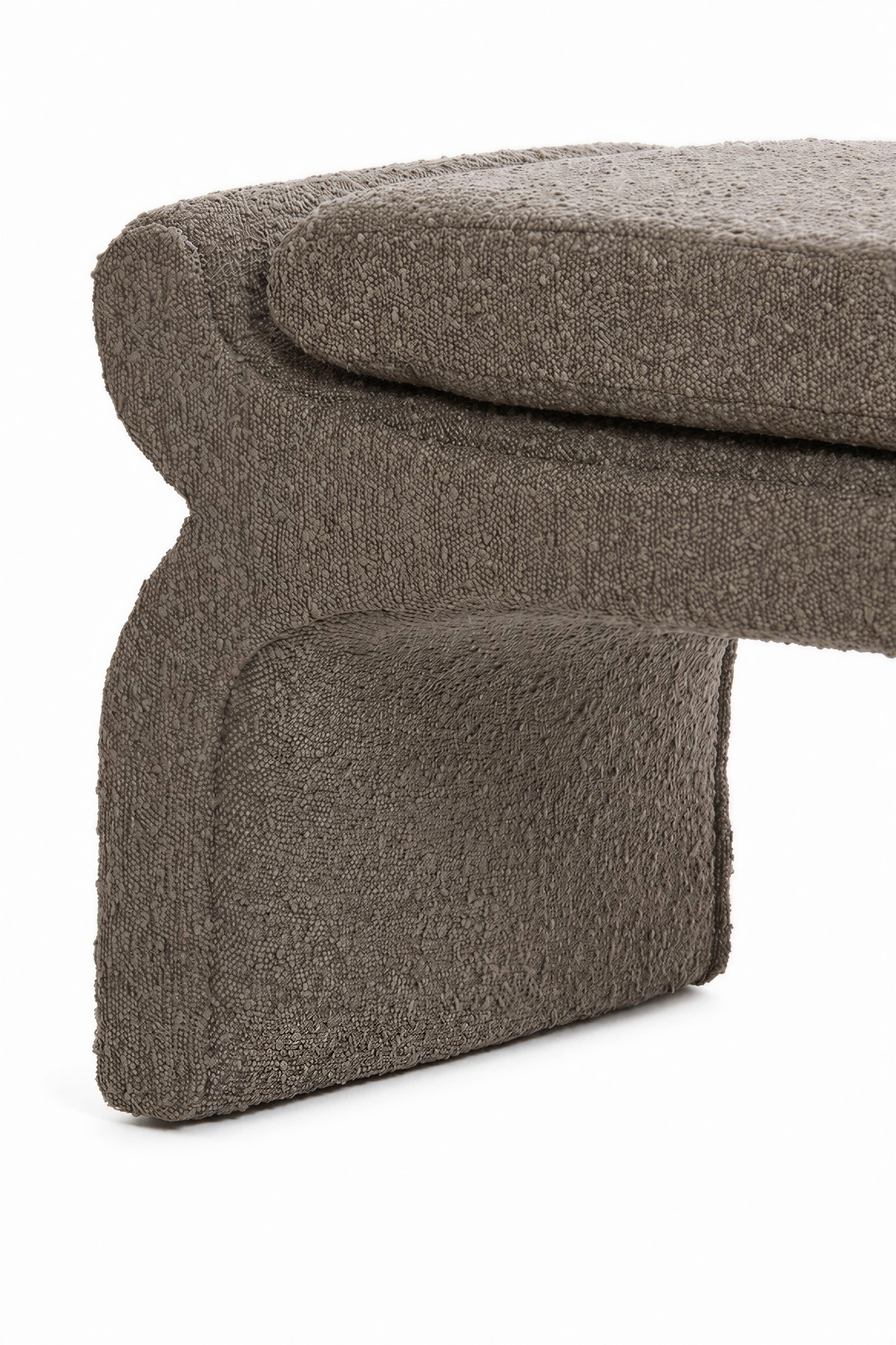 Dettaglio del pouf NAFYA in tessuto LEGEND tortora