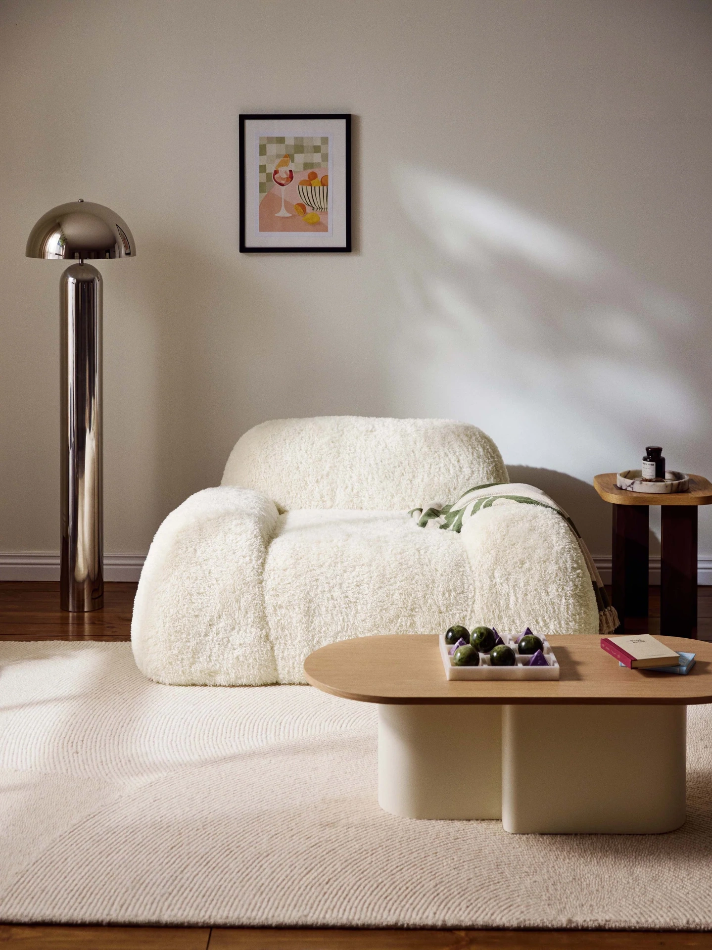 Poltrone LINN StileSofa — LINN è una poltrona lounge oversize pensata per un comfort eccezionale, rivestita in pregiato tessuto bouclé per creare un'atmosfera calda e accogliente.